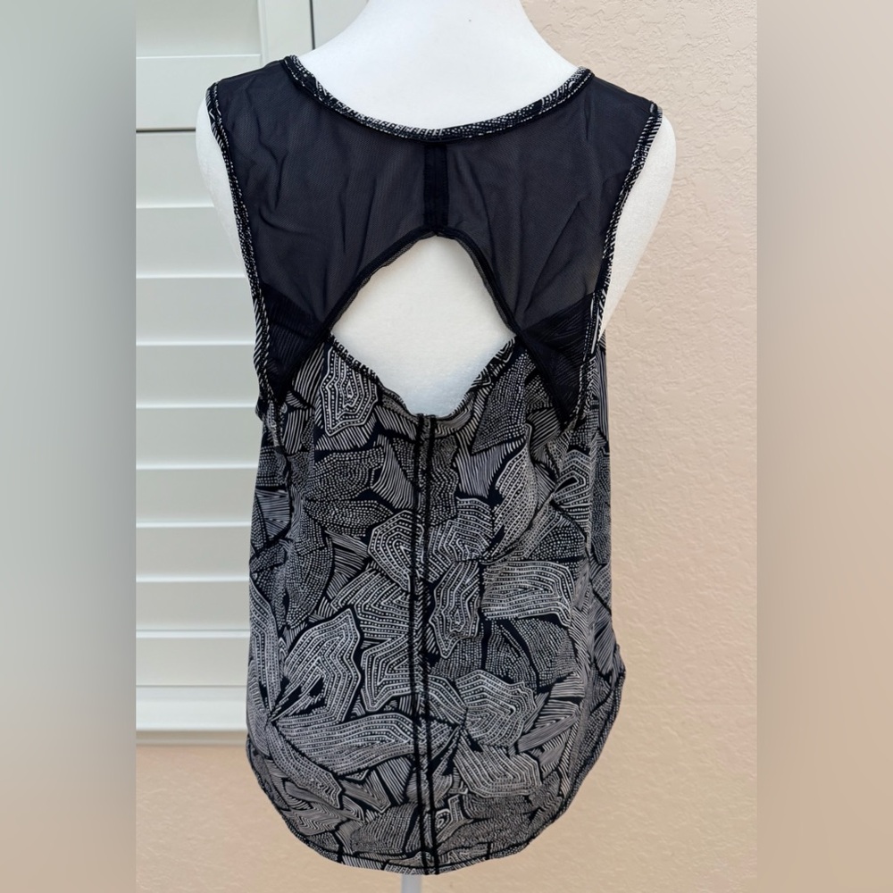 Lululemon Women’s Black and White Patterned Sculpt Tank in Great Condition - Picture 2 of 5